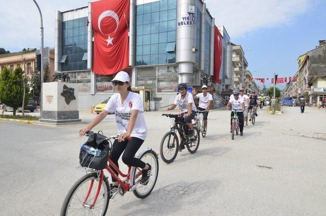 Bisikletliler Türk Bayrağını Başkan Yiğit’e Teslim Etti