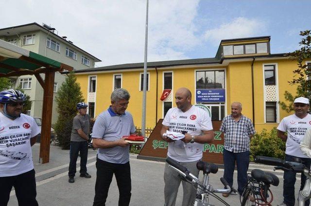 Bisikletliler Türk Bayrağını Başkan Yiğit’e Teslim Etti