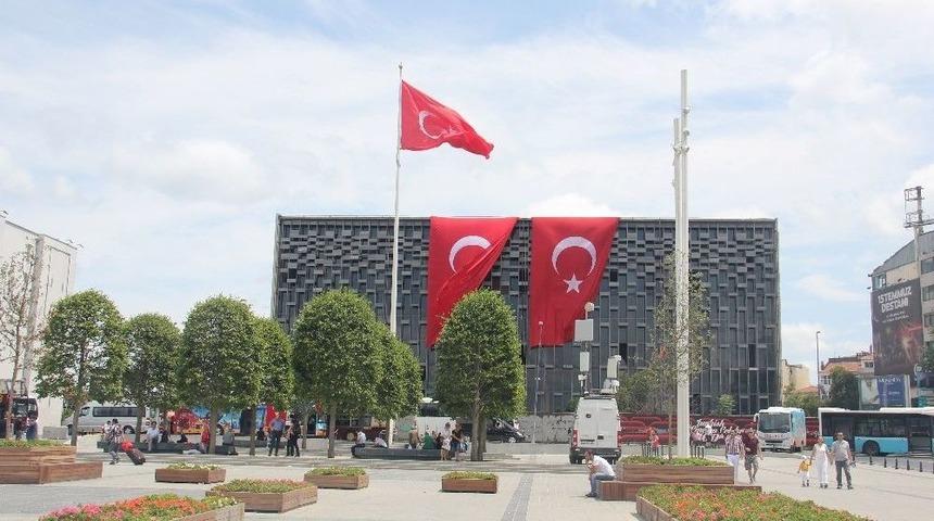 Taksim Meydanı Bayraklarla Donatıldı