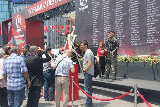 Taksim Meydanı Bayraklarla Donatıldı 2