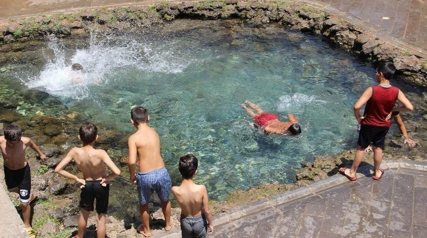 Sıcaktan Bunalan &Ccedil;ocuklar Suya Koştu