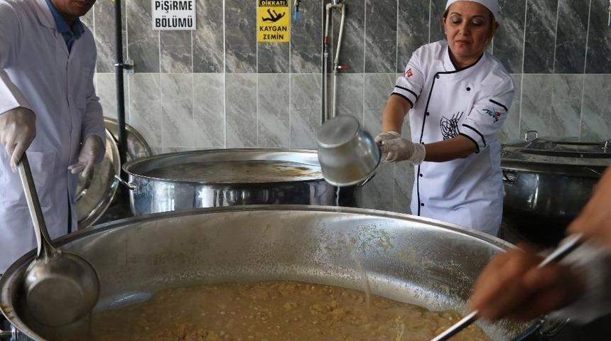 &Ouml;mer Halisdemir&rsquo;in Şehit Edildiği Saatte 40 Bin Kişiye Helva