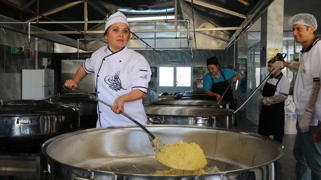 &Ouml;mer Halisdemir&rsquo;in Şehit Edildiği Saatte 40 Bin Kişiye Helva 1