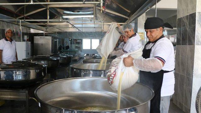 &Ouml;mer Halisdemir&rsquo;in Şehit Edildiği Saatte 40 Bin Kişiye Helva 2