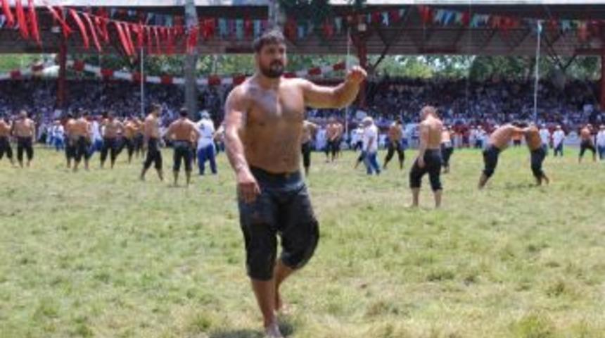 &ldquo;g&ouml;z&uuml; &lsquo;kara&rsquo; Pehlivan&rdquo; İlk Turda Rakibini Tuş Etti