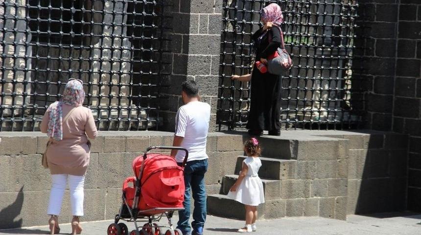 Diyarbakır&rsquo;da Kpss &Ouml;ğrencileri T&uuml;rbelere Akın Etti