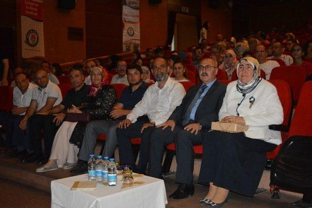 Aydın’da “demokrasi Destanı” Adlı Tiyatro Gösterisi Sahnelendi