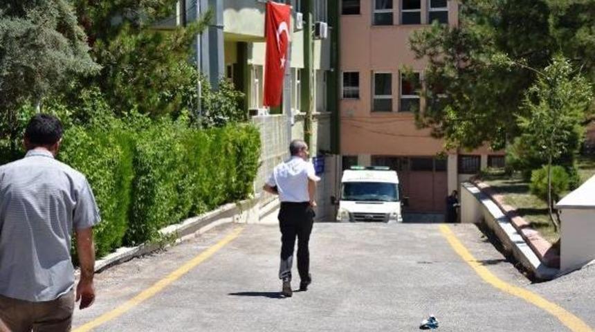 P&uuml;l&uuml;m&uuml;r &Ccedil;ayı'nda Bulunan Ceset, Pkk'nın Ka&ccedil;ırdığı &Ouml;ğretmene Ait &Ccedil;ıktı (4)