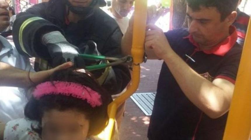 Salıncakta Sıkışan &Ccedil;ocuğu İtfaiye Kurtardı