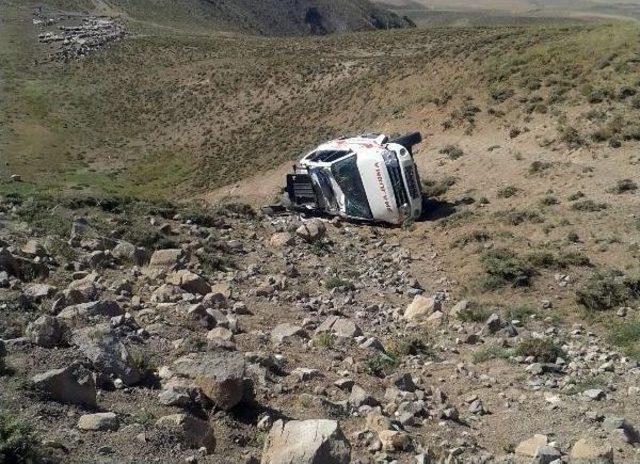 Ambulans Süphan Dağı’Nda Kaza Yaptı; 2 Yaralı