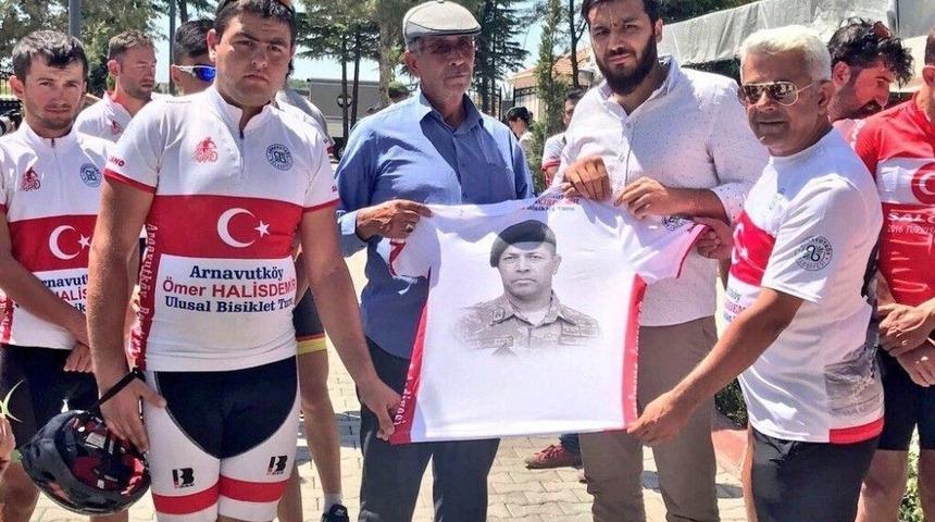 Arnavutk&ouml;y&rsquo;den Yola &Ccedil;ıkan Bisikletliler Şehit &Ouml;mer Halisdemir&rsquo;in Kabrine Ulaştı