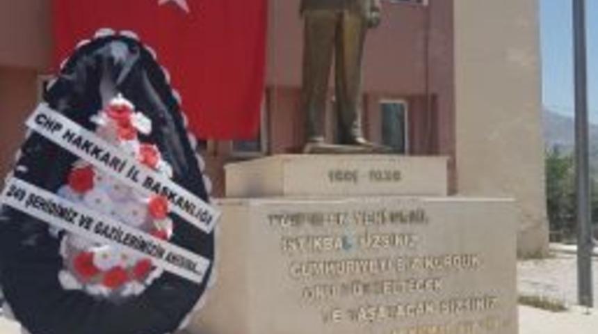 Chp 15 Temmuz Yıl D&ouml;n&uuml;m&uuml;nde Anıta &Ccedil;elenk Sundu