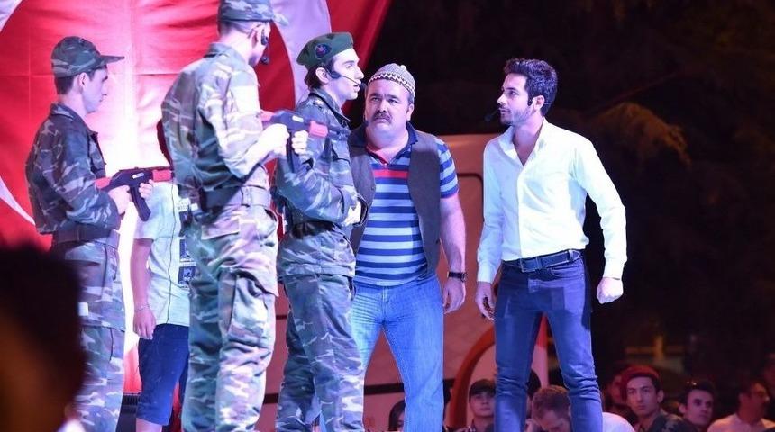 Uşak&rsquo;ta 15 Temmuz Programına &rsquo;şehir Tiyatrosu&rsquo; Damga Vurdu