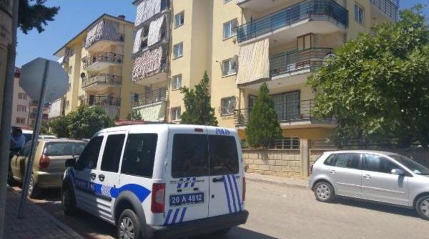 Doktor Bıçakla Intihar Etti