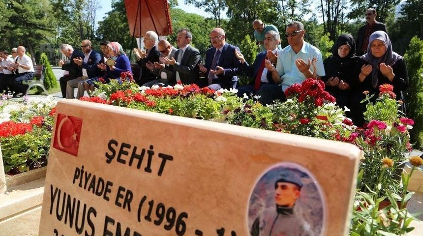 Ato&rsquo;dan Şehitliklere Ziyaret