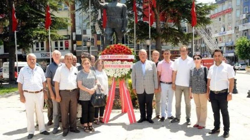 Tokat'ta Chp'liler Atat&uuml;rk Anıtına &Ccedil;elenk Koydu