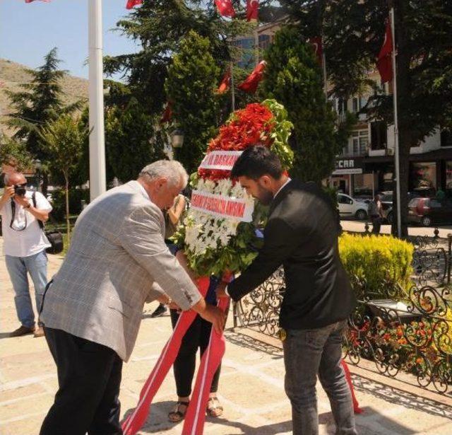 Tokat'ta Chp'liler Atatürk Anıtına Çelenk Koydu