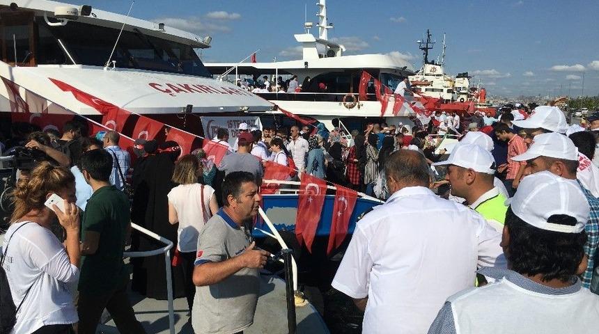 Vatandaşlar Deniz Yoluyla 15 Temmuz Şehitler K&ouml;pr&uuml;s&uuml;ne Hareket Etti