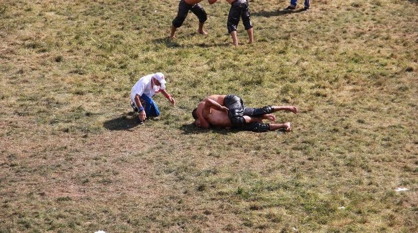 Recep Kara, Rakibini Kısa S&uuml;rede Yere Serdi