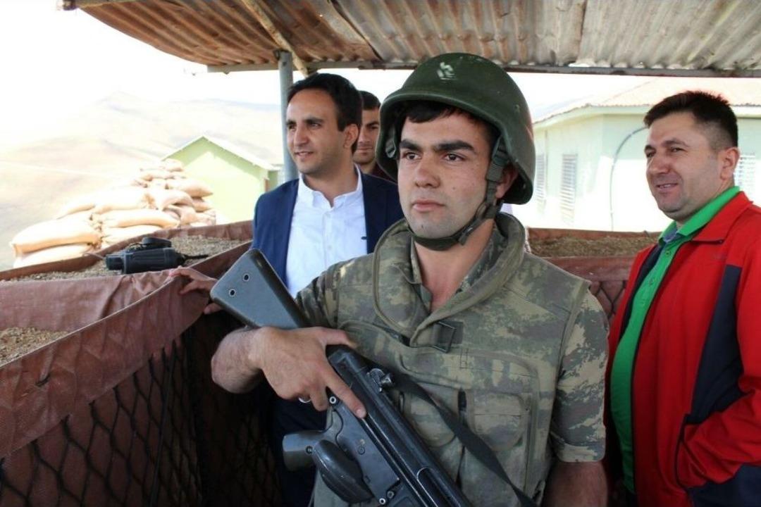 Kaymakam D&uuml;ndar, Sınır Karakolunda