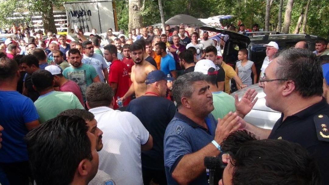 Kırkpınar&rsquo;da Kavga &Ccedil;ıktı, Pehlivan Kanlar İ&ccedil;inde Hastaneye Kaldırıldı