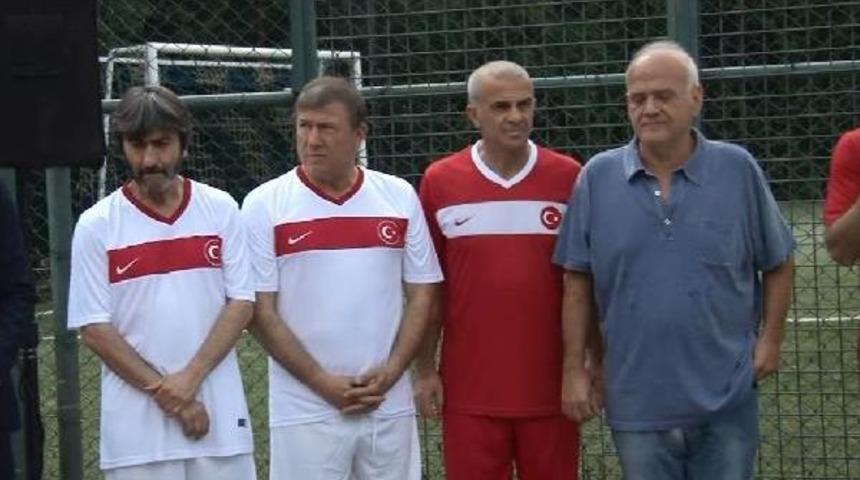 Eski Milli Futbolcular 15 Temmuz Şehitleri I&ccedil;in Sahaya &Ccedil;ıktı