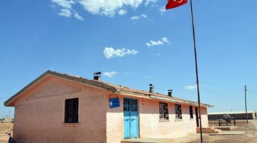 Ter&ouml;ristlerin Şehit Ettiği &Ouml;ğretmenin &Ouml;ğrencileri Yasta