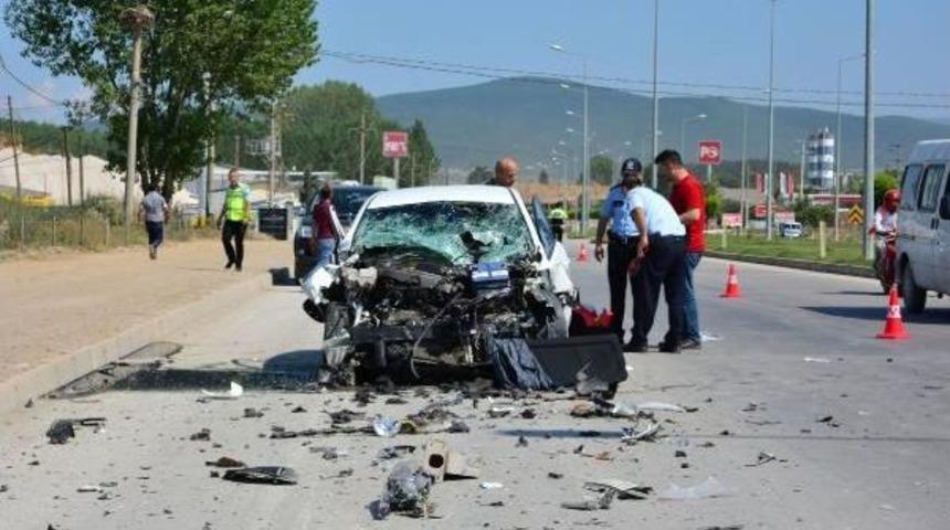 Otomobil Beton Mikserine Arkadan &Ccedil;arptı: 5 Yaralı