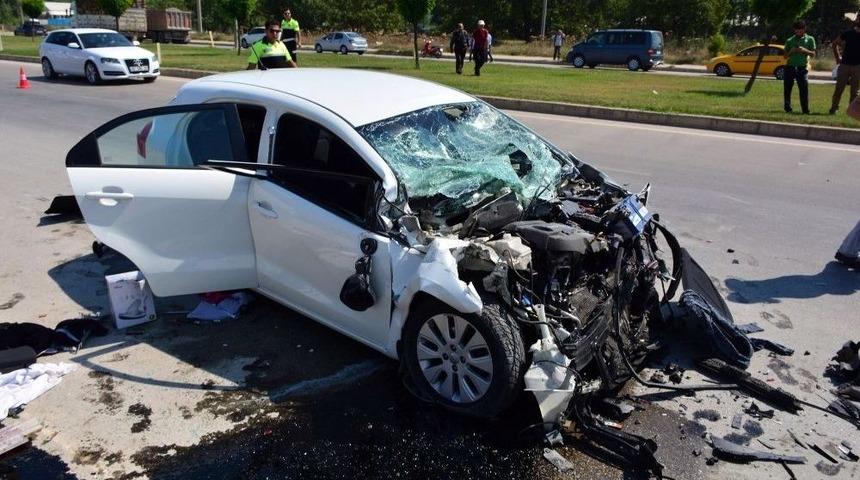 Tokat&rsquo;ta Otomobil İle Beton Mikseri &Ccedil;arpıştı: 5 Yaralı