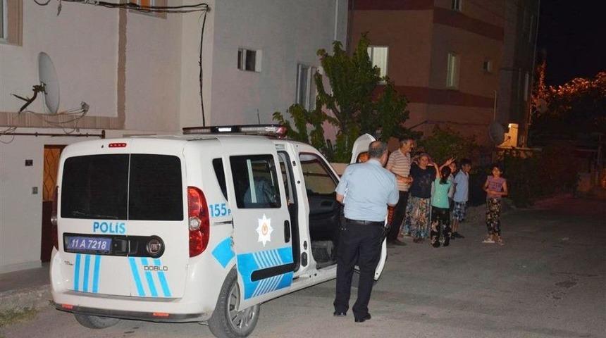 3 Yaşındaki &Ccedil;ocuk, 3&rsquo;&uuml;nc&uuml; Kattan Aşağı D&uuml;şt&uuml;