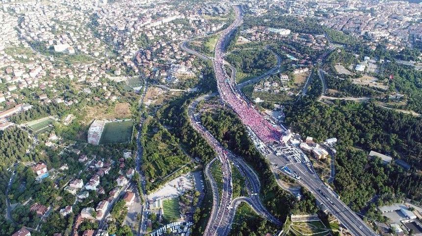 15 Temmuz Şehitler K&ouml;pr&uuml;s&uuml;&rsquo;ne Akan İnsan Seli Havadan G&ouml;r&uuml;nt&uuml;lendi