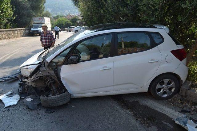 Adana&rsquo;da Otomobil Tır İle &Ccedil;arpıştı: 1 Yaralı 1