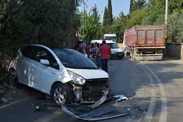 Adana&rsquo;da Otomobil Tır İle &Ccedil;arpıştı: 1 Yaralı 2