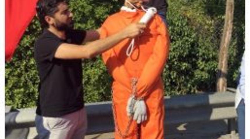 Y&uuml;r&uuml;y&uuml;şte Fetullah G&uuml;len&rsquo;in Boynuna Urgan Ge&ccedil;irilen Kuklası Dikkat &Ccedil;ekti