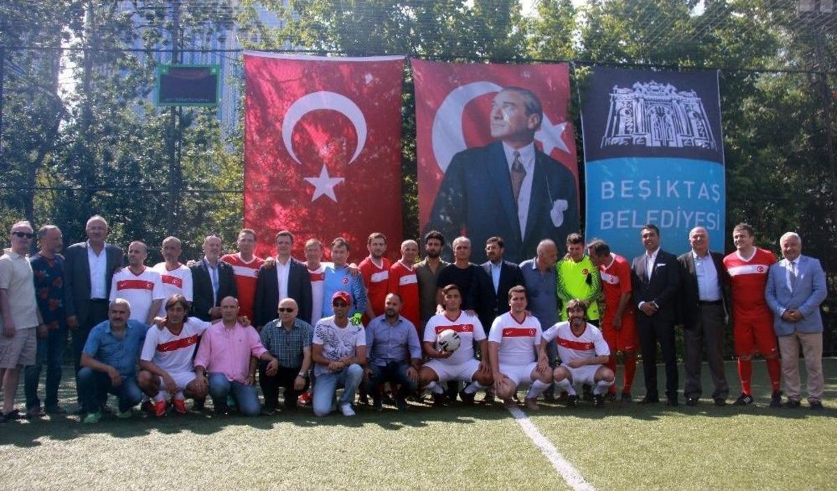 Efsane Futbolcular 15 Temmuz Şehitleri İ&ccedil;in Sahaya &Ccedil;ıktı