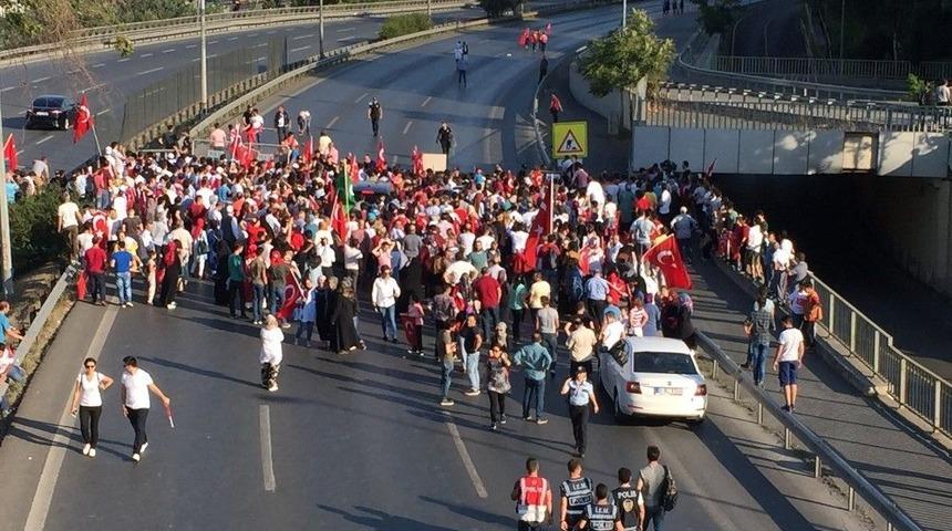 (&ouml;zel Haber) Polis Bariyerini Aşan Y&uuml;zlerce Kişi 15 Temmuz Şehitler K&ouml;pr&uuml;s&uuml;&rsquo;ne Koştu