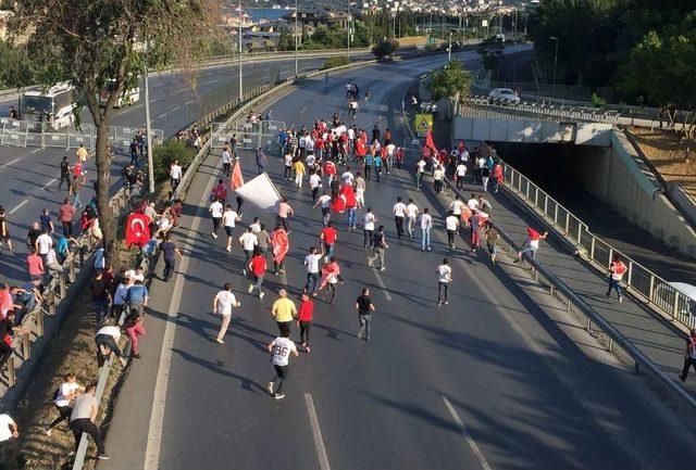 (özel Haber) Polis Bariyerini Aşan Yüzlerce Kişi 15 Temmuz Şehitler Köprüsü’ne Koştu