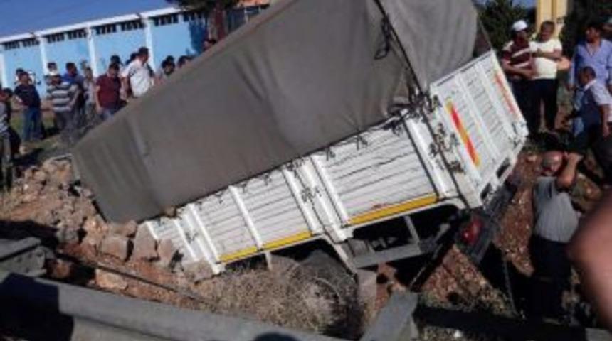 Kontrolden &Ccedil;ıkan Kamyon Menfeze &Ccedil;arptı: 2 Ağır Yaralı