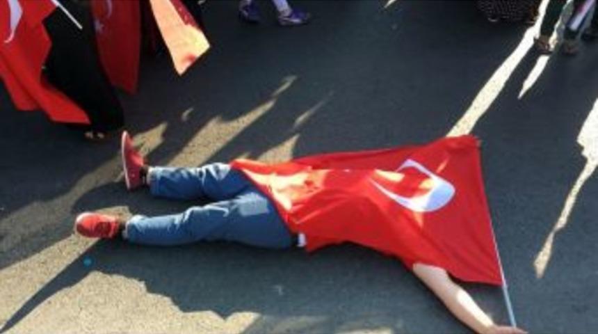 Y&uuml;r&uuml;y&uuml;ş Sırasında &Uuml;zerine Bayrak &Ouml;rterek Yere Yattı