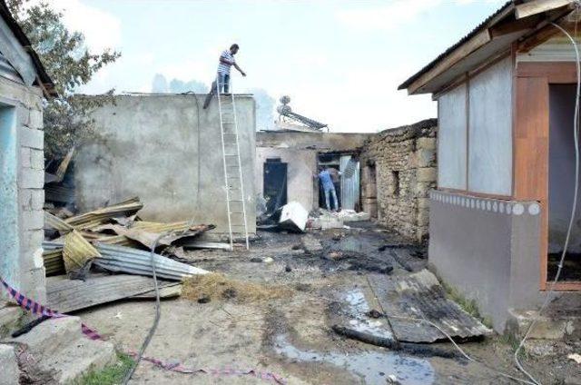 Erzincan'daki Yangında 9 Ev Etkilendi, 5 Kişi Hastanelik Oldu