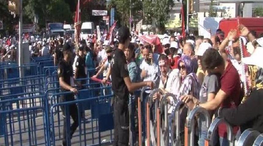 Kısıklı'da &Ccedil;ok Sayıda Kişi Toplandı