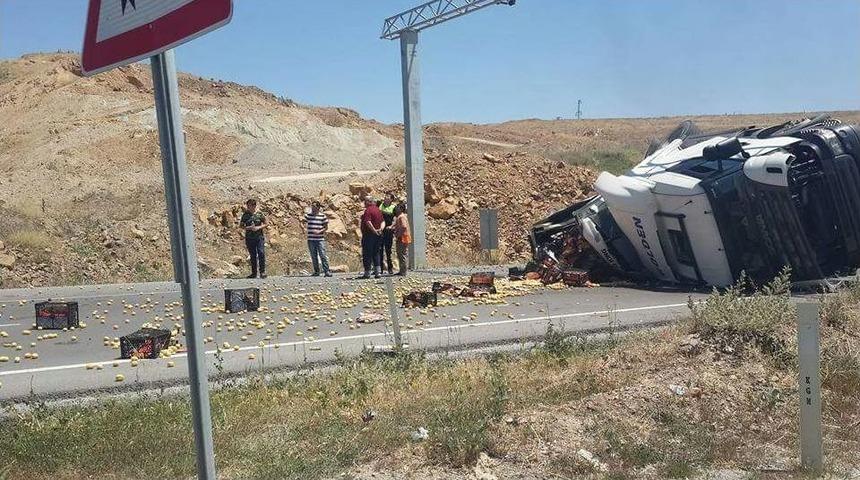 Kontrol&uuml; Kaybeden Tır Devrildi: 1 Yaralı