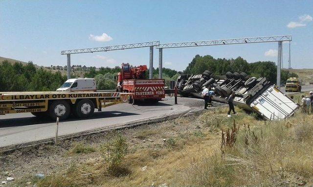 Kontrolü Kaybeden Tır Devrildi: 1 Yaralı