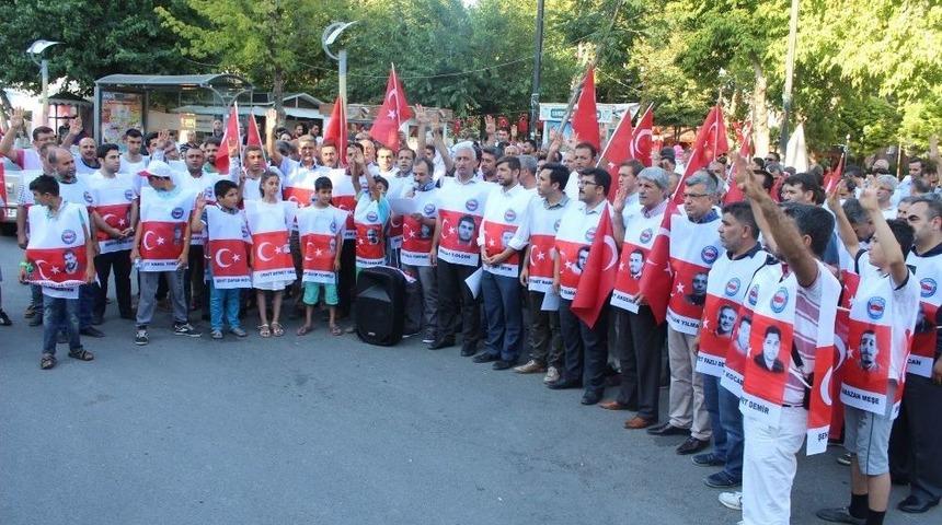 Şehitlerin İsimlerinin Ve Fotoğrafların Bulunduğu &Ouml;nl&uuml;klerle A&ccedil;ıklama Yaptılar