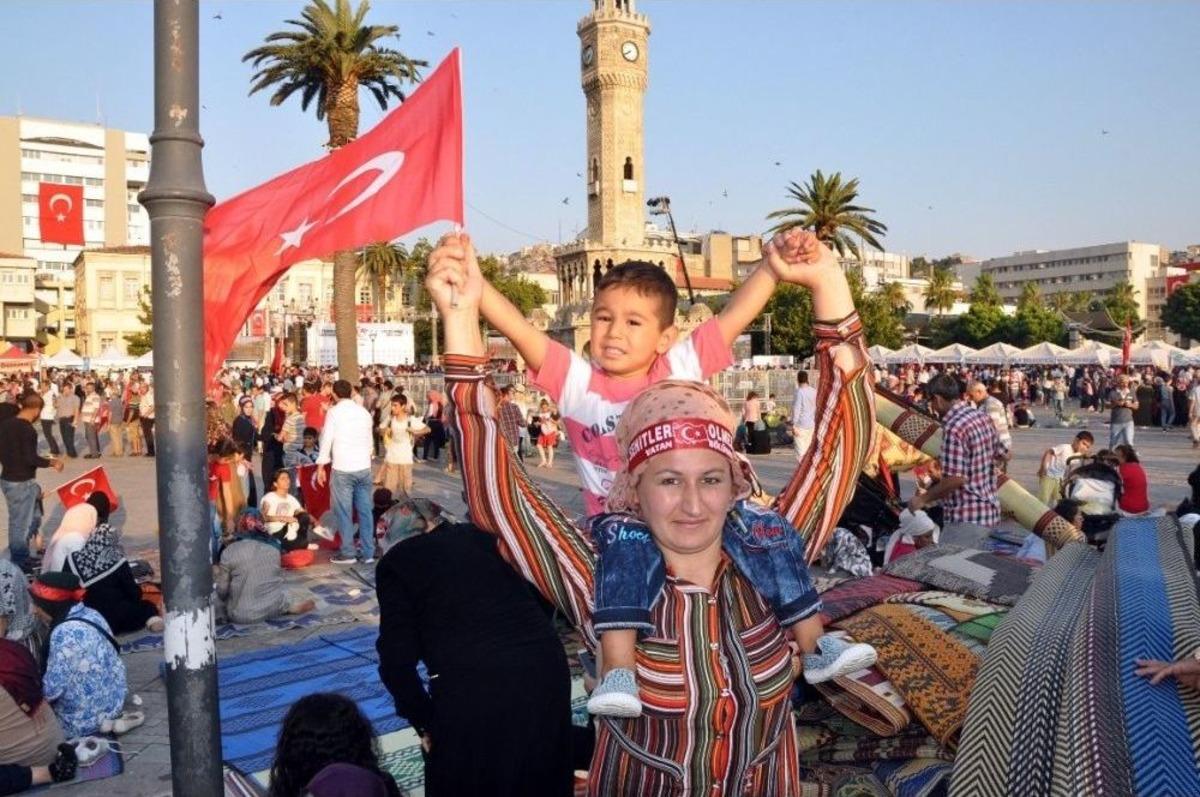 İzmir&rsquo;de 15 Temmuz Şehitlerini Anma, Demokrasi Ve Milli Birlik G&uuml;n&uuml;