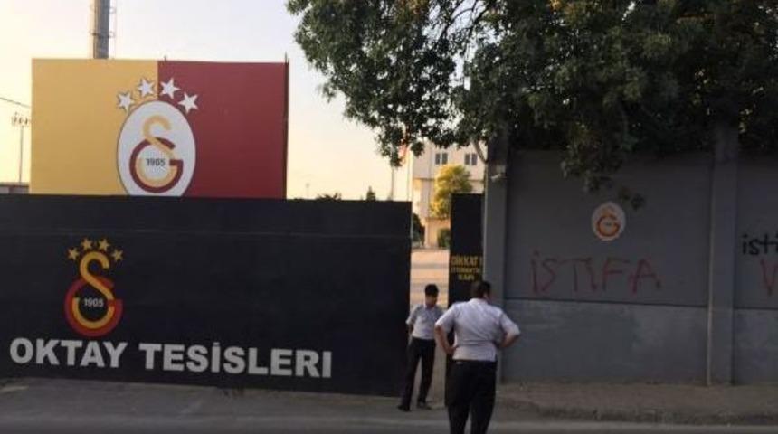 Galatasaray Taraftarının Y&ouml;netime Tepkisi S&uuml;r&uuml;yor