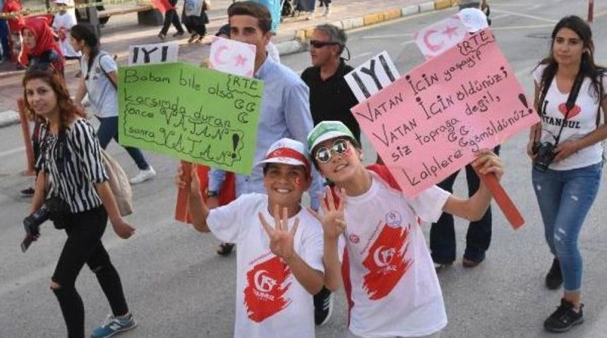 Van'da Milli Birlik Y&uuml;r&uuml;y&uuml;ş&uuml;ne Binlerce Kişi Katıldı