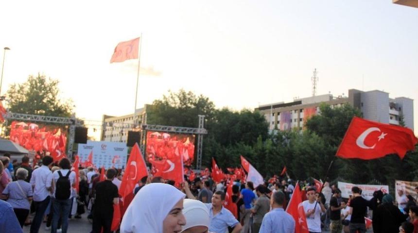 Vatandaşlar, Anma Etkinlikleri İ&ccedil;in İstanbul Emniyet M&uuml;d&uuml;rl&uuml;ğ&uuml; &Ouml;n&uuml;nde Toplanmaya Başladı