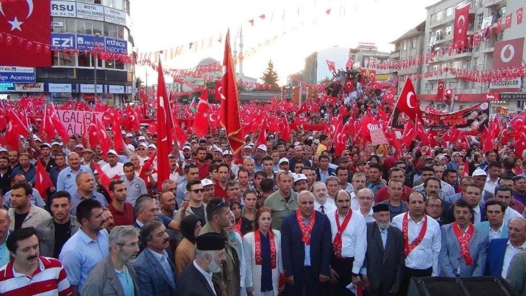 Van&rsquo;da 10 Binler 15 Temmuz İ&ccedil;in Y&uuml;r&uuml;d&uuml;
