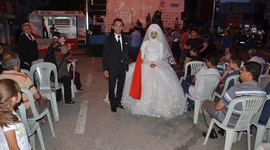 Gelin Ve Damat, D&uuml;ğ&uuml;nden &Ouml;nce Demokrasi Meydanına Geldi